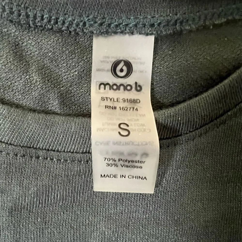 DarkāGreenāMonoĀ BāLongāSleeveāAthleisureāTop - Picture 4 of 4